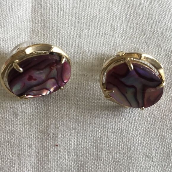 $10 ea or 3/$20 Goldtone Pink Shell Earrings - Picture 1 of 9